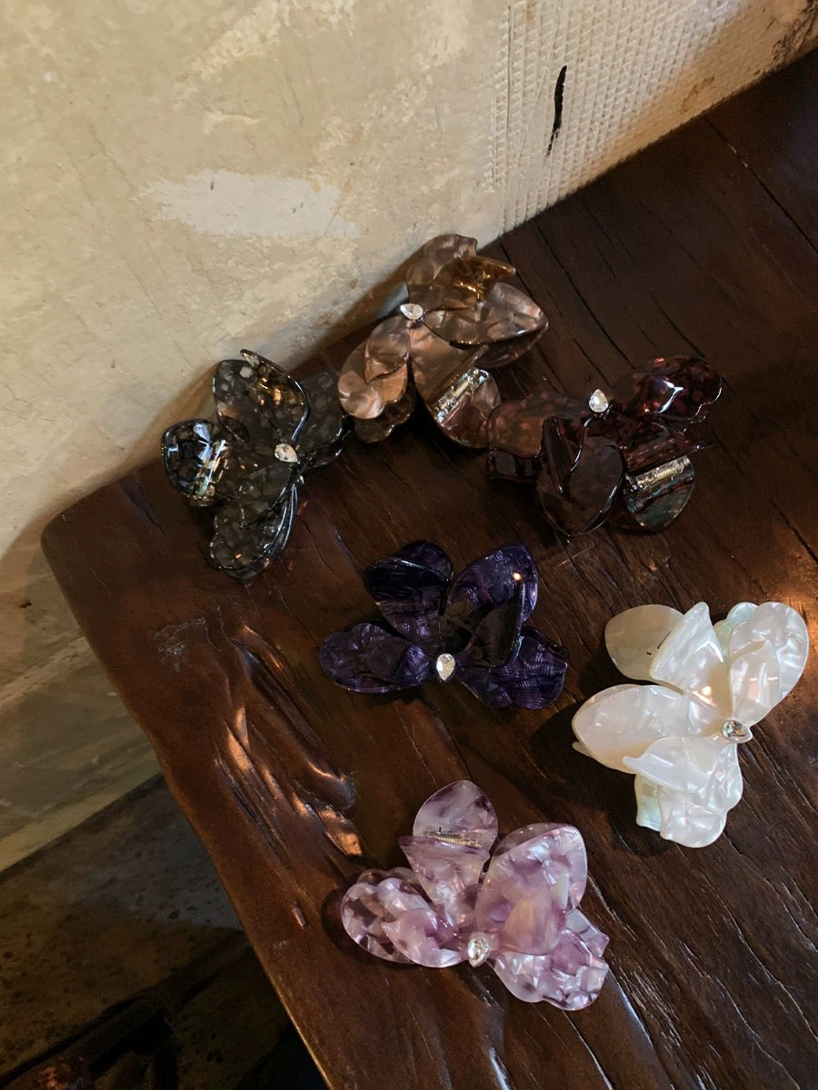 Velira French Chic Triangle Clip