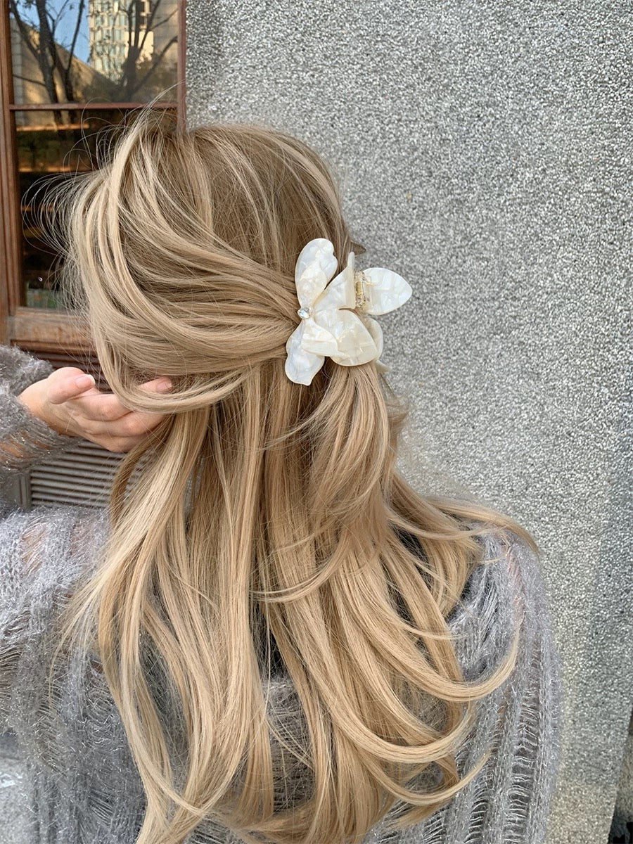 Velira French Chic Triangle Clip