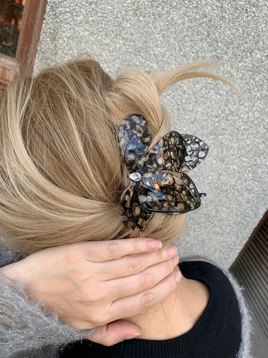 Velira French Chic Triangle Clip