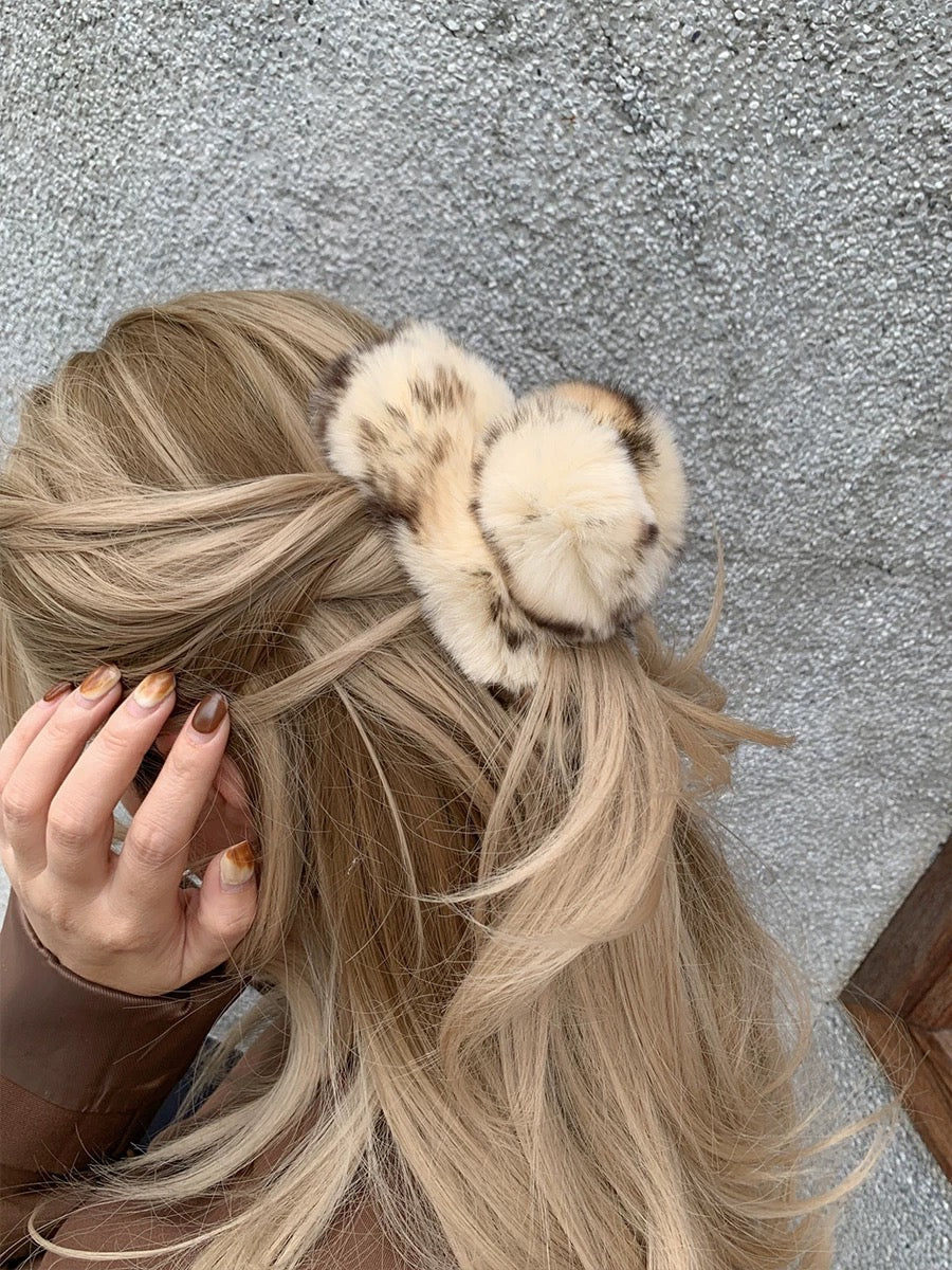 Velira Furry Claw Clip