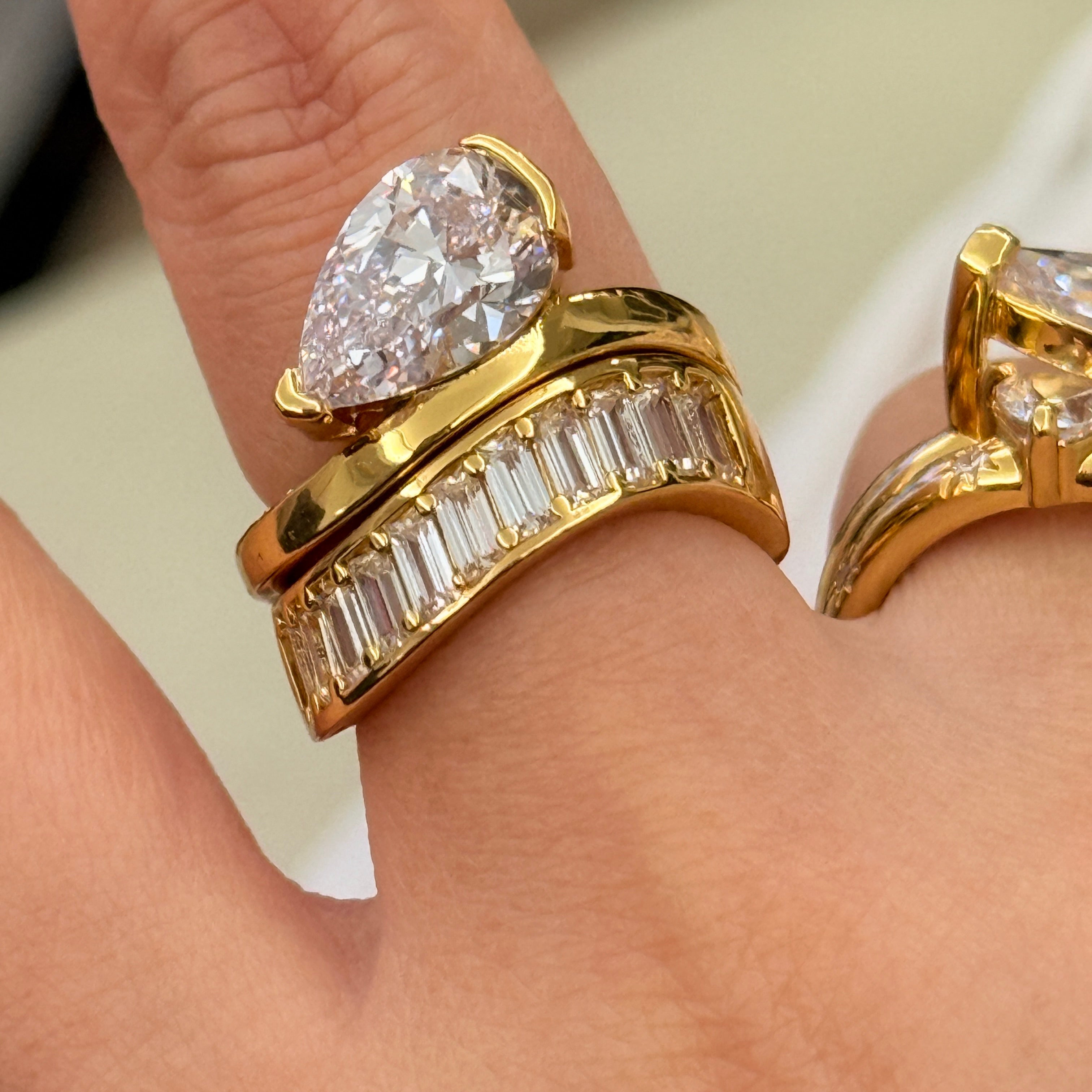 Velira Oval Love Stackingring