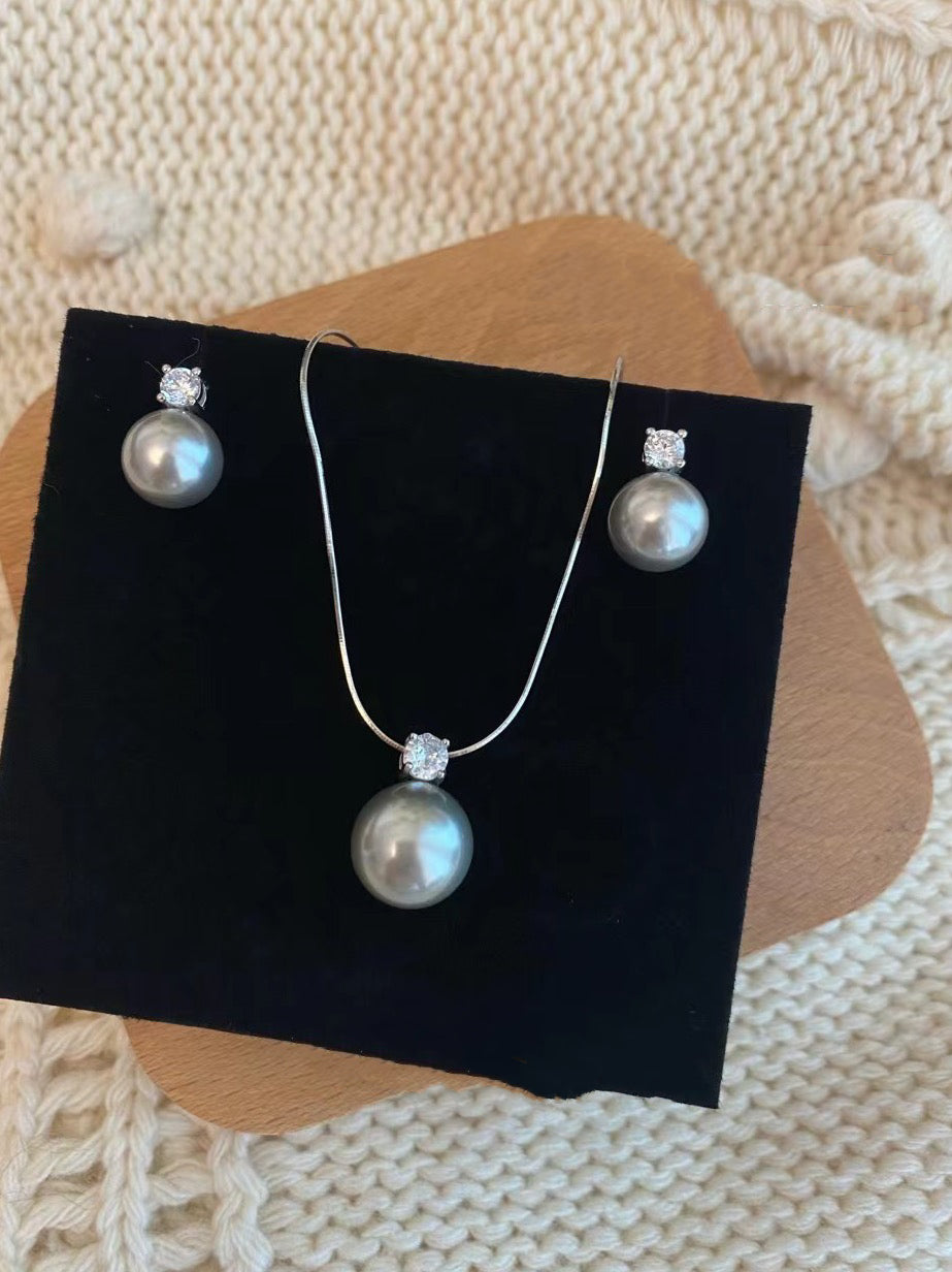 Velira Diana Pearl Ear Stud